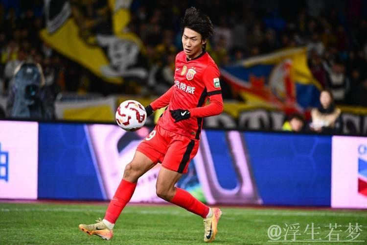 李新翔左侧突破内切射门 球经折射破门得分