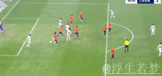 李新翔左侧突破内切射门 球经折射破门得分